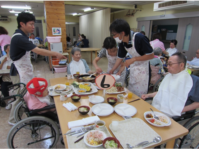 乾杯前、忙しいです