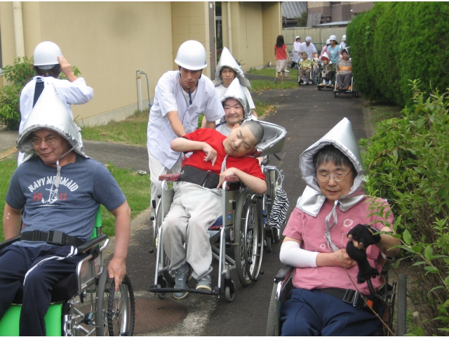 利用者様と職員の避難誘導訓練