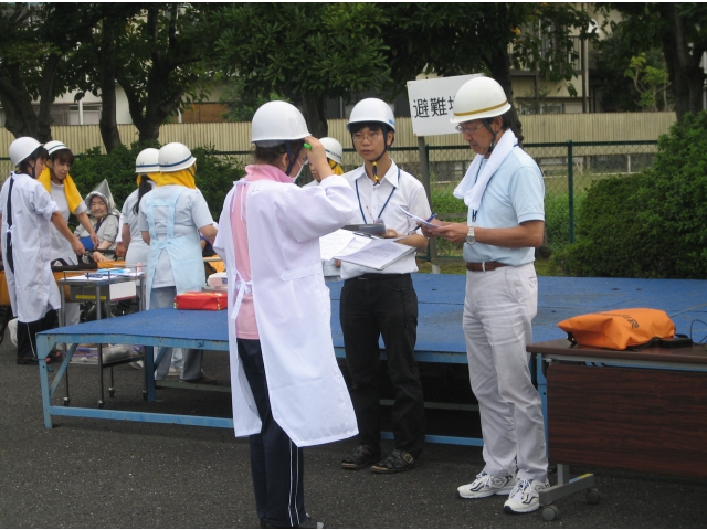 避難誘導後、状況確認、隊長へ報告