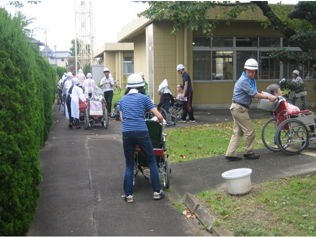 地域の方々にも訓練参加して頂きました