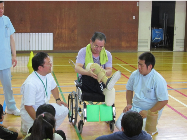 利用者様のサポートをしながらの講義です。