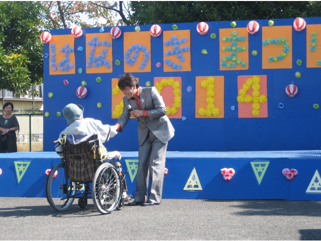 やさしい「トシちゃん」握手攻め?!