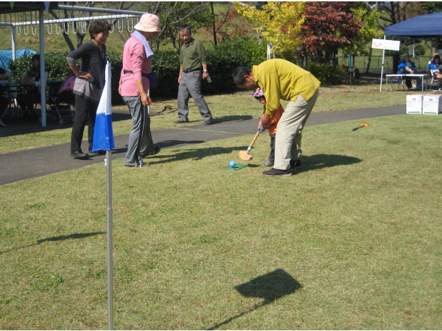 あそびコーナー初のグランドゴルフ。お孫さん連れです。