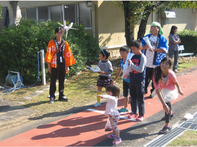 今年もやりました。紙ヒコーキとばし。