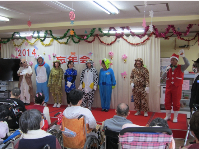 仮装した職員が演芸のスタンバイ