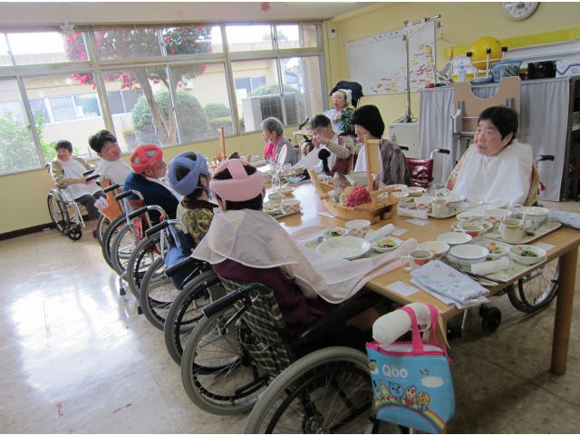 食事会の開始、乾杯待ちです。