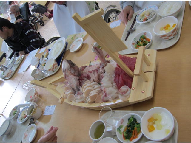 刺身の舟盛りは鯛の尾頭付き!!