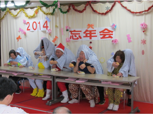 職員が「共同」で二人羽織を披露しました