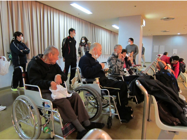 午後の試合に向けてエネルギー補給だ。