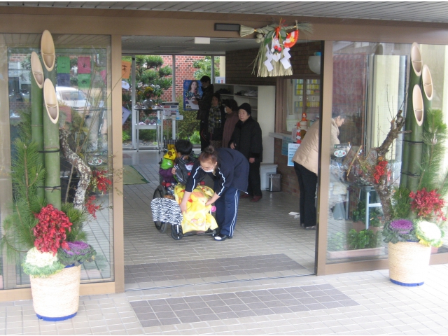 外は寒風。防寒して出発。