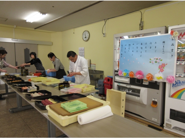 利用者さんの前でにぎってもらいました