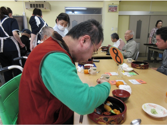 口いっぱいにほおばっています