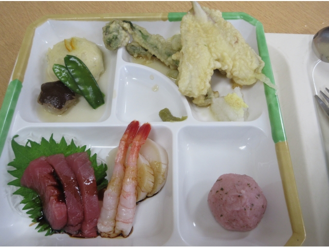 見て楽しめる天ぷら4種・お刺身3種・柚子真丈・桜団子です