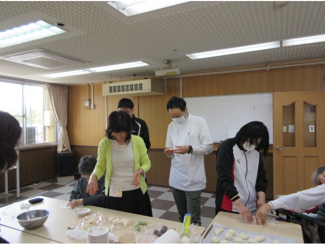 みんなで「あん」を包みます