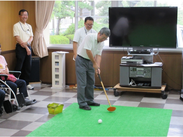 山田寮長の始球式から始まりました。