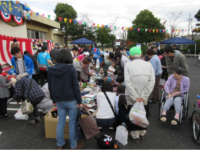 掘り出しもの一杯バザーです。