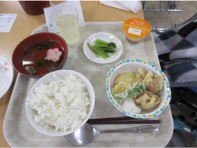 天ぷら、ご飯、プリンです。