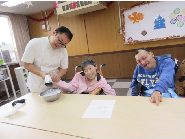 ホイップクリームを作っています。