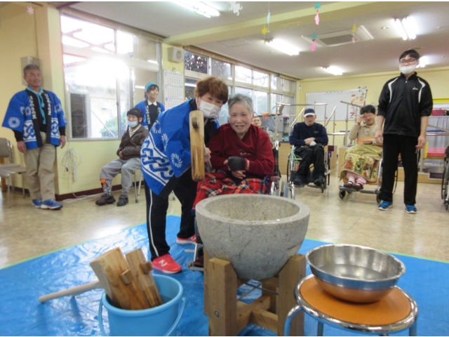 疲れもみせずニッコリ