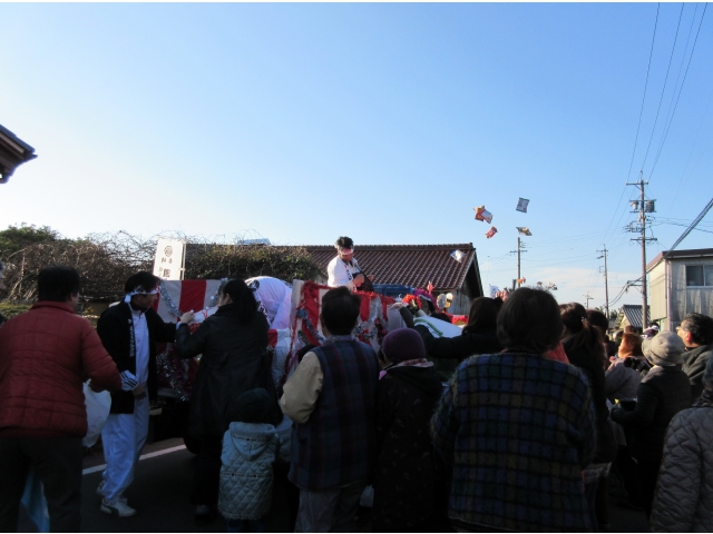 パレードと共に人だかりが！