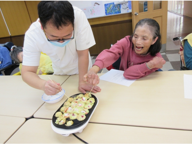 たこ焼き焼いています