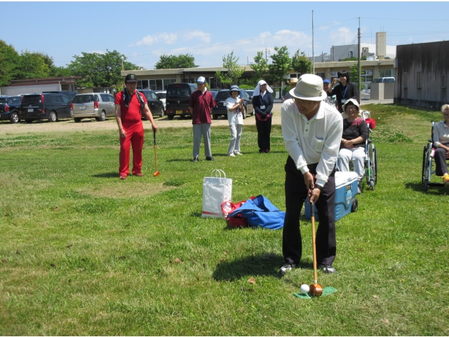 「山田寮長の始球式です。」