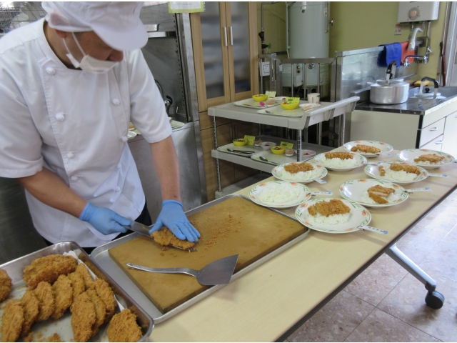 カツを切っています。