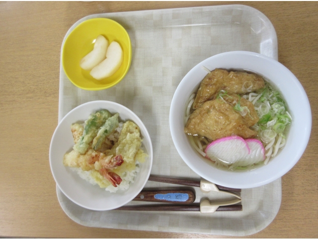 「きつねうどんです」