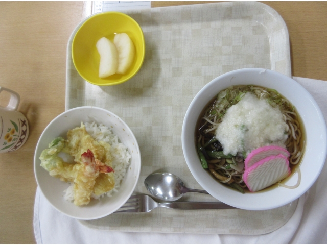 「山菜とろろそばです」