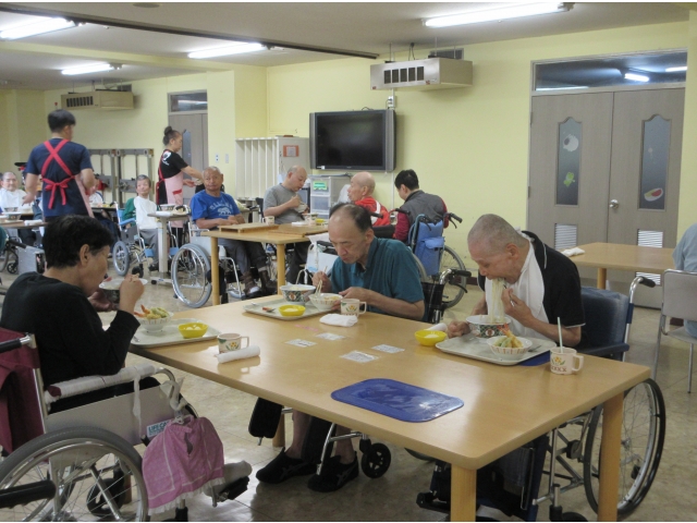 「美味しそうに食べています」