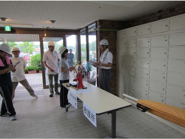 「隊長に報告しています」