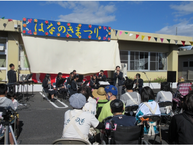 「尾西高校吹奏楽部のみなさんです」