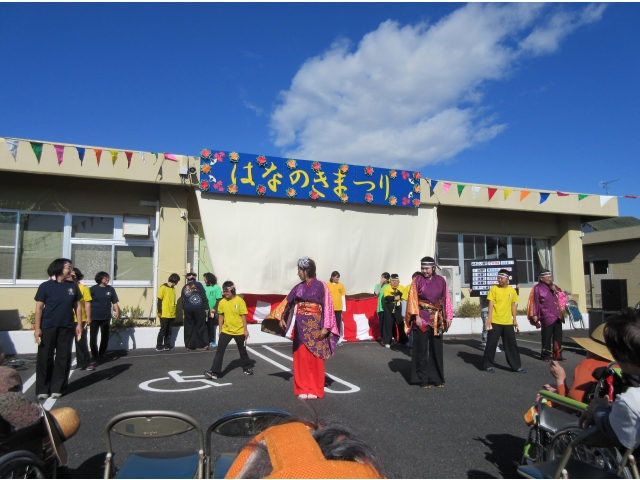 「よさこい鳴子踊りです」