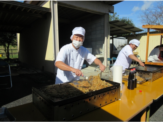 「焼きそばじゅーじゅーです」