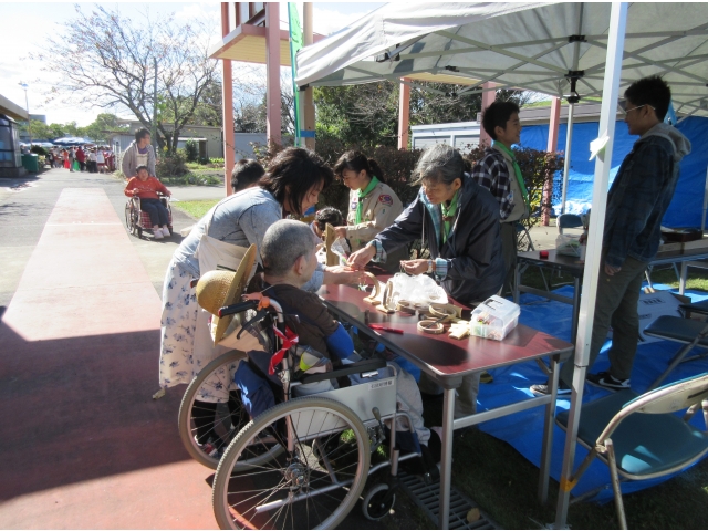 「ボーイスカウトさんによる工作です」