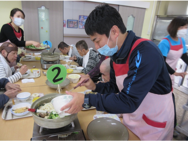 「職員が鍋を作っています」