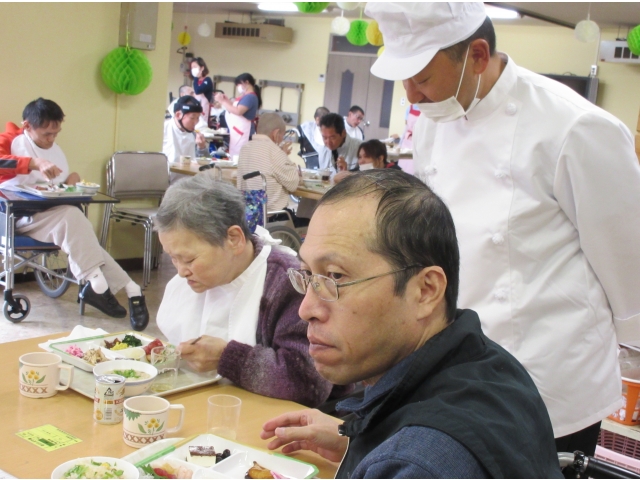 「調理師が献立の説明をしています」