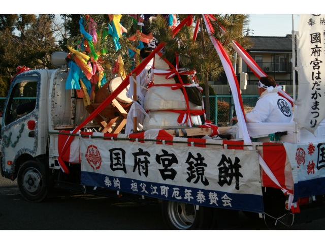 鏡餅は国府宮神社へ奉納されます。