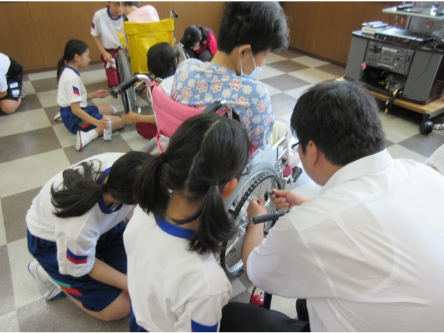 タイヤの空気も調整します