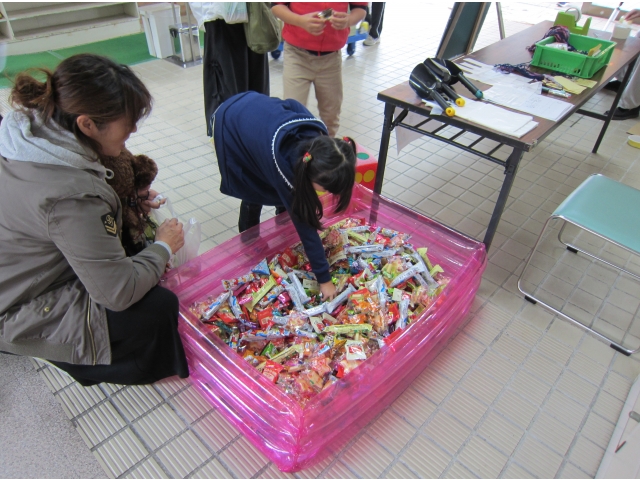 お菓子のつかみどり♪