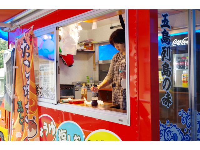 たこひろばさん　　　　　　　　　　　　　　焼き加減を見る目は真剣