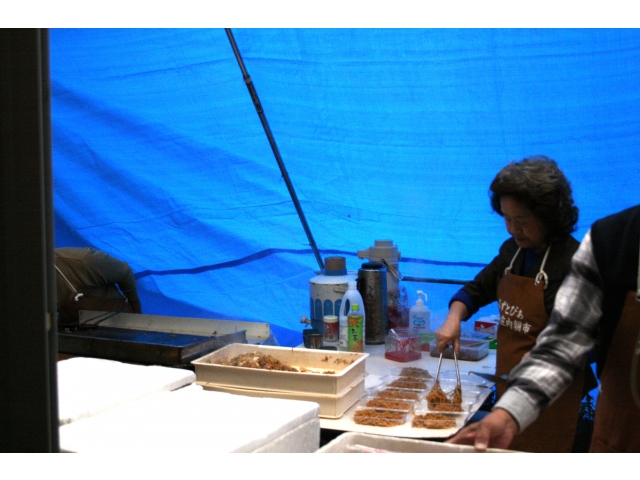 矢田さん　とても丁寧な作業です