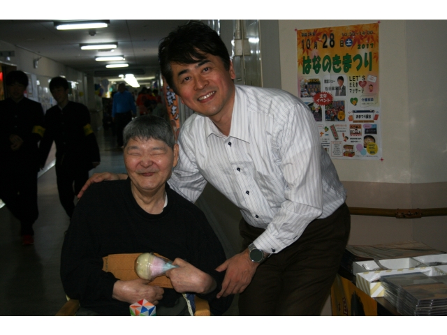 松田敏来物販コーナー前にて激写☆