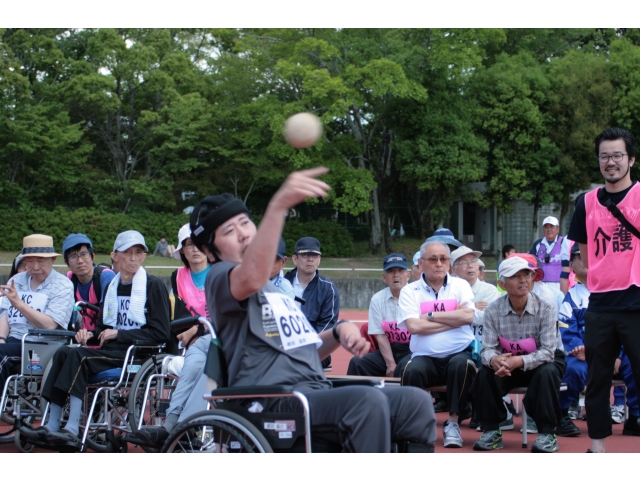 「ソフトボール投げ（1）」