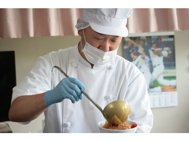 「真剣な表情な調理師さん」