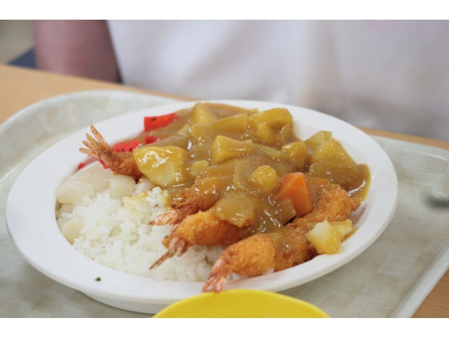 「大盛りエビフライカレー」