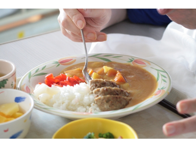 「ジューシーなハンバーグカレー」
