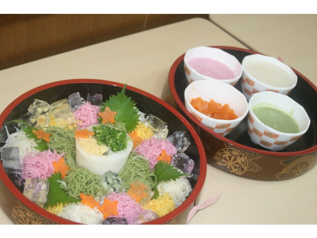 「三色のそうめんです」