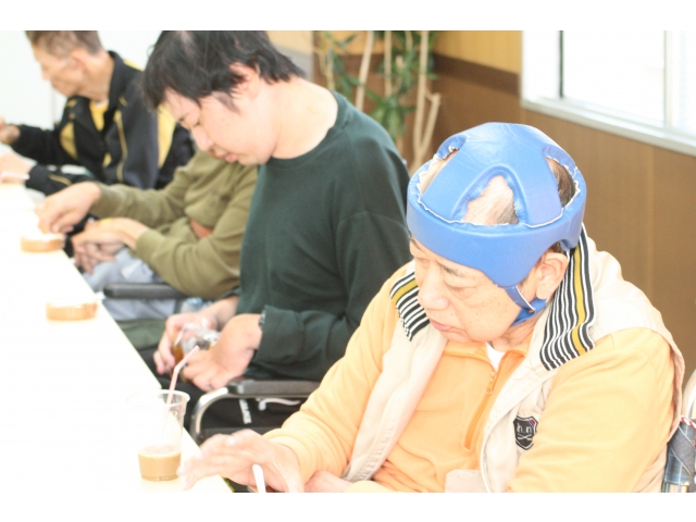 美味しくロールケーキを食べています