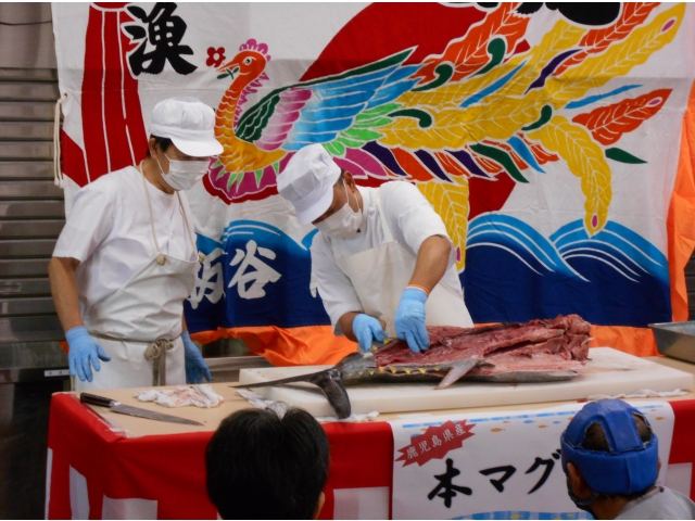 まぐろ見事に解体しています